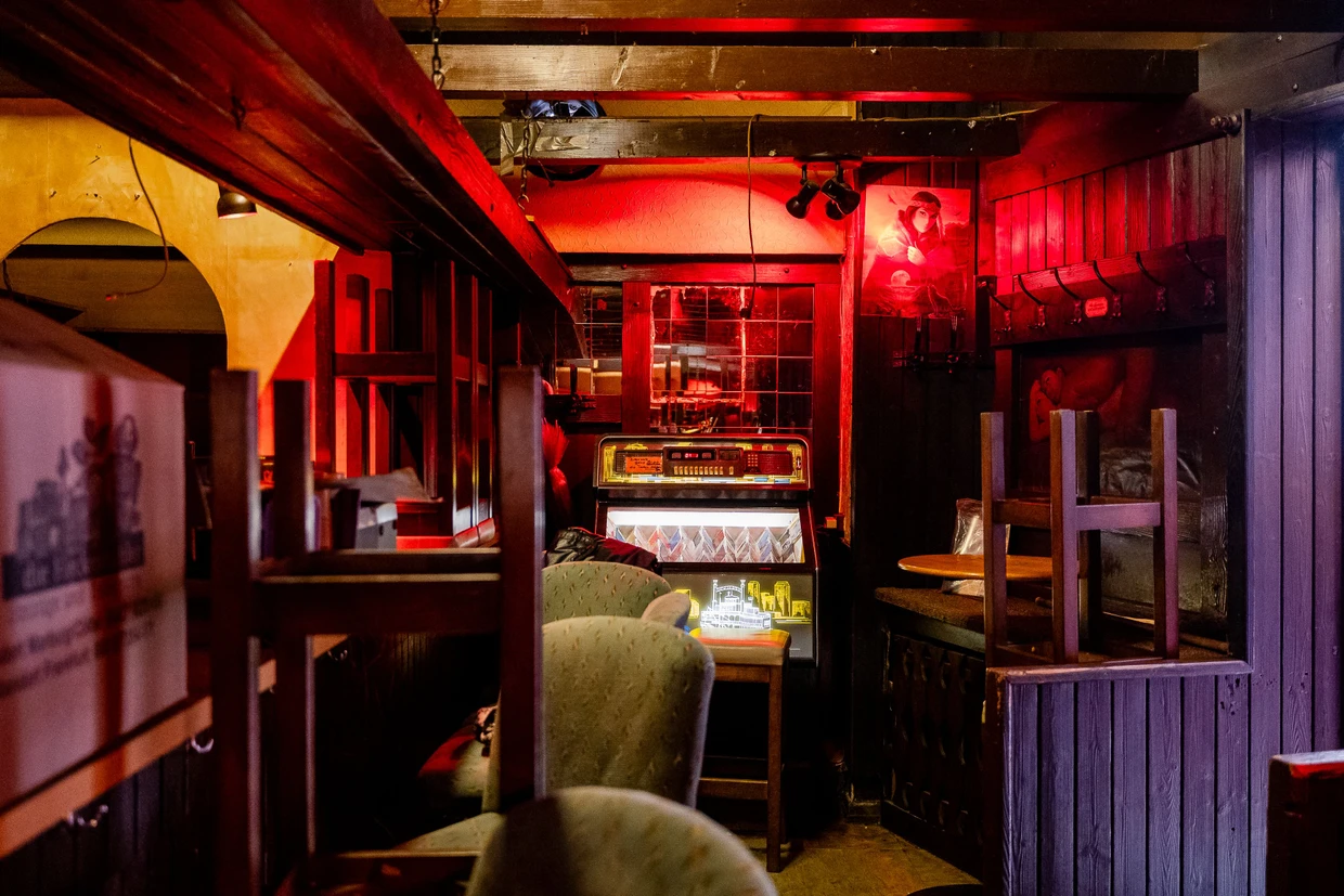 Geschlossen: Die schon leer geräumte Bar, wenige Minuten vor der Räumung.