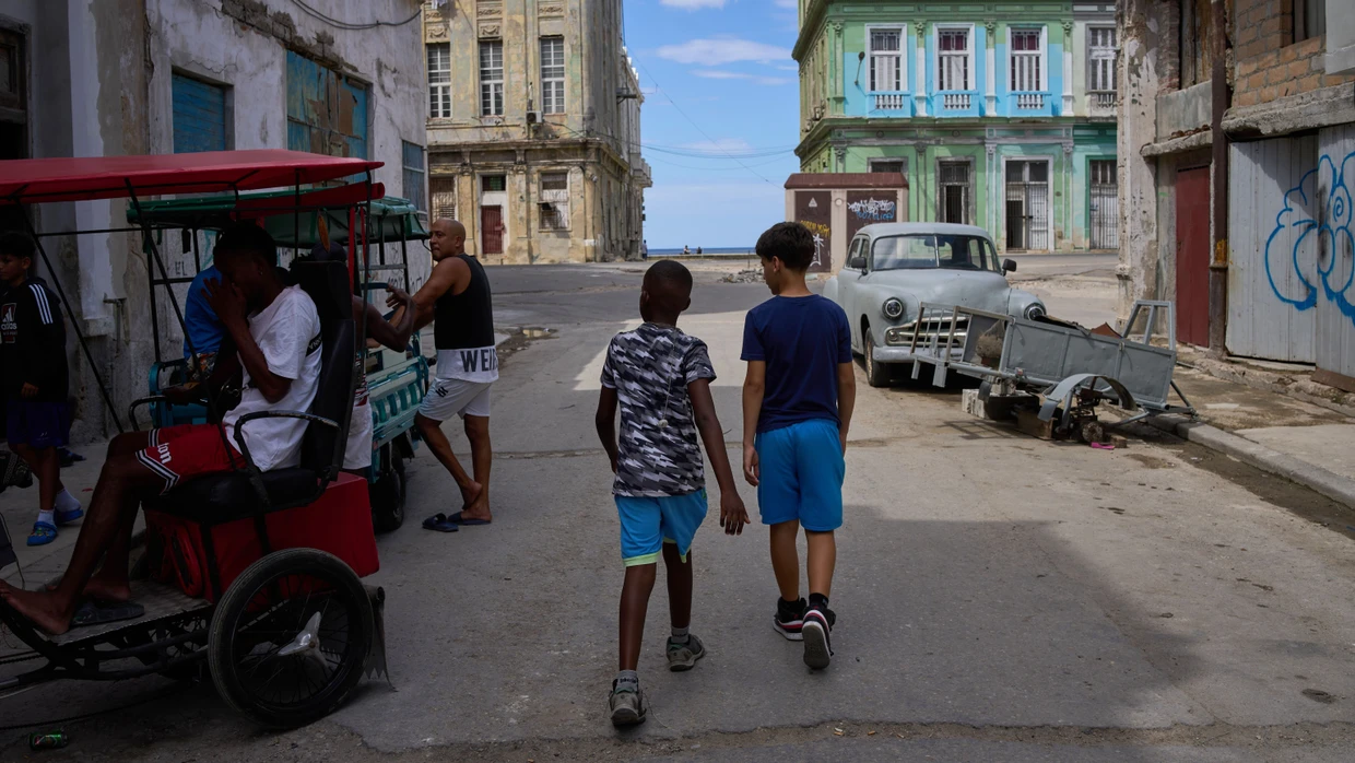 Mitte März in Havanna: Menschen gehen während eines Stromausfalls nach draußen.