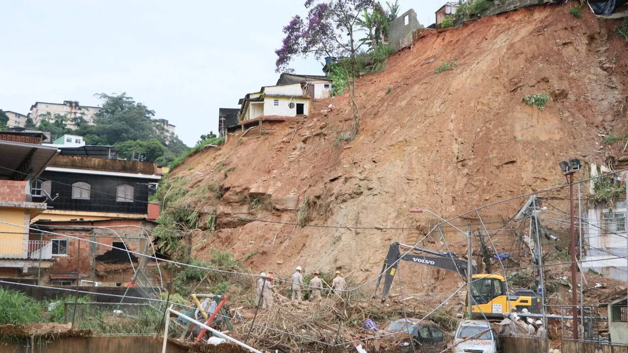 Verwüstung in Brasilien: Hänge rutschten ab, Straßen wurden überflutet, Autos und selbst Busse von den Wassermassen mitgerissen.