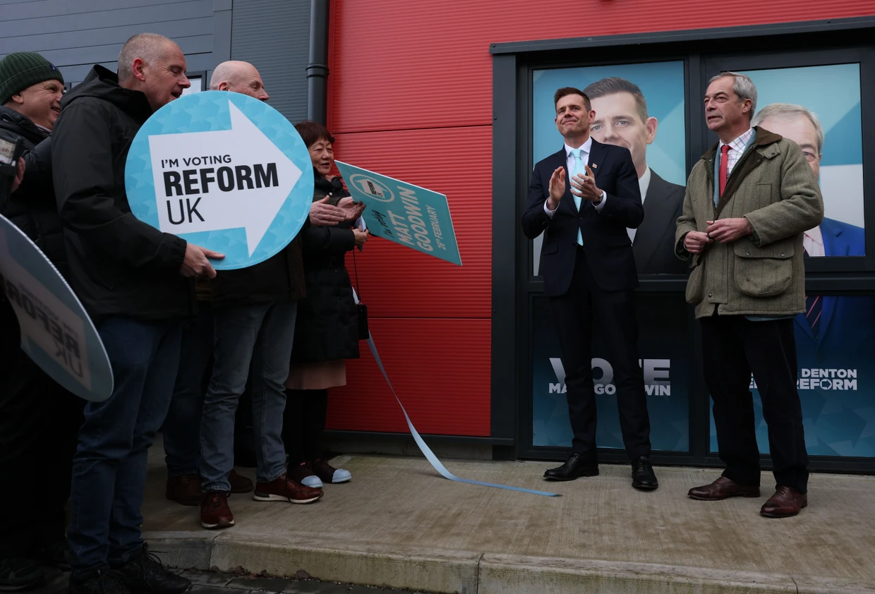 Auch hier ist der Parteiführer da: Reform-Kandidat Matt Goodwin Anfang Februar mit Nigel Farage