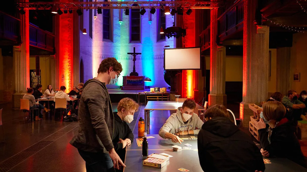 Die Bänke sind rausgeflogen: Spieleabend in der Pax Jugendkirche