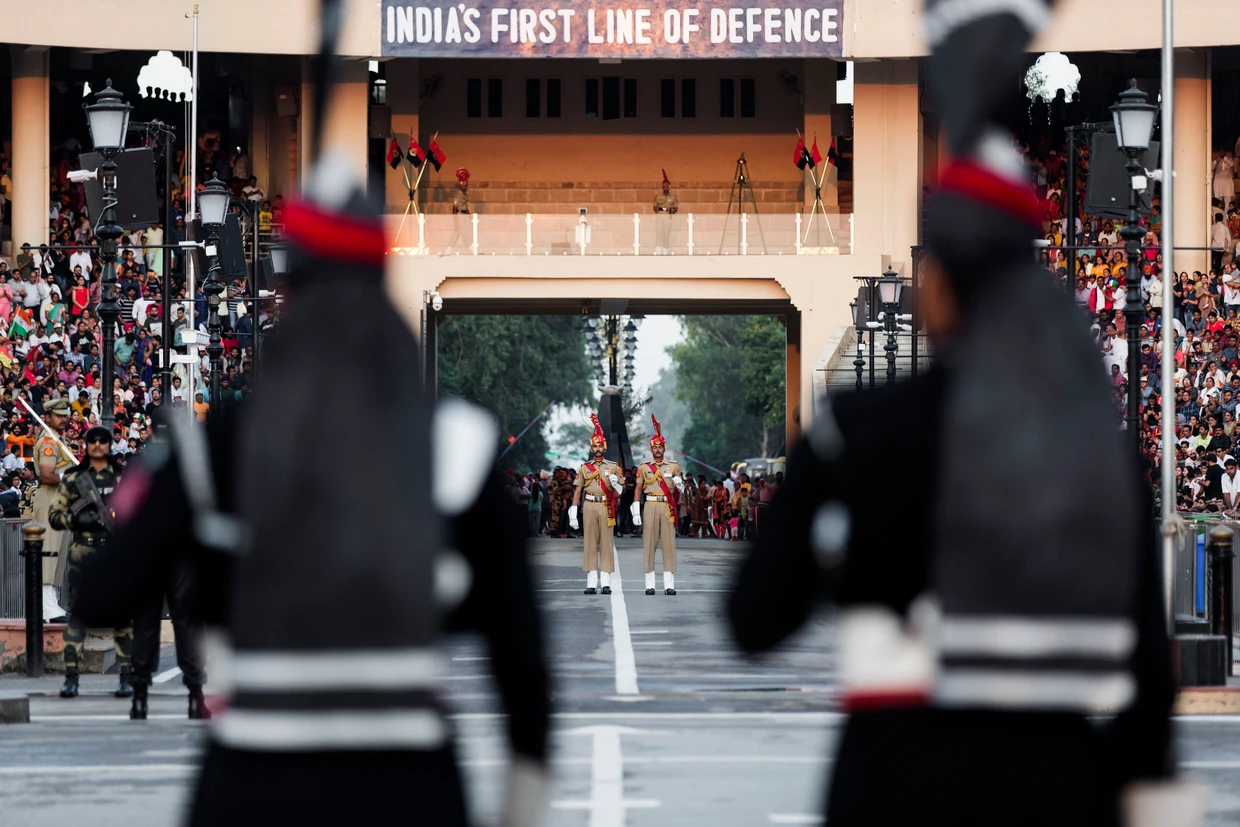 Gehegte Staatenkonkurrenz: Pakistanische und indische Truppen bei ihrer täglichen Zeremonie am Grenzübergang Wagah-Attari