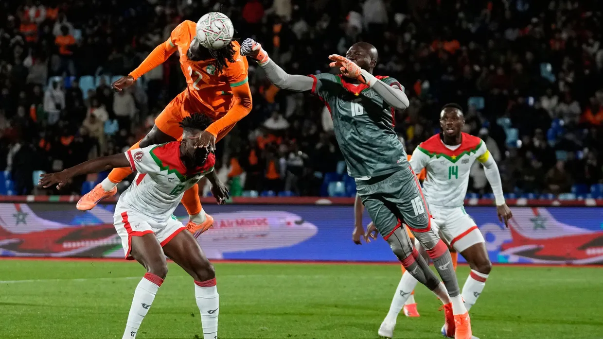 Spiel mit vielen Höhepunkten: Burkina Fasos Torhüter Kouakou Hervé Koffi (rechts) versucht, einen Kopfball von Evann Guessand zu klären.
