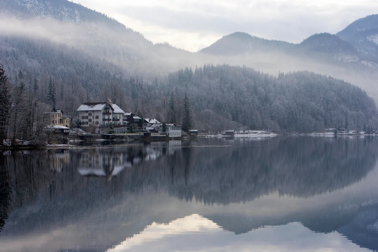 Surrounded by mountains - this was a problem for Friedrich Ani throughout his life: Lake Kochel in winter