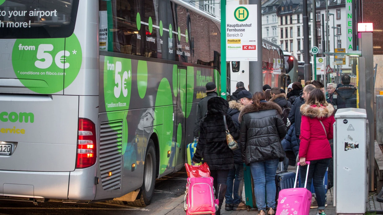 Abfahrt in Frankfurt: Vor allem zu Zielen in Osteuropa sind täglich viele Reisebusse auf Deutschlands Autobahnen unterwegs.