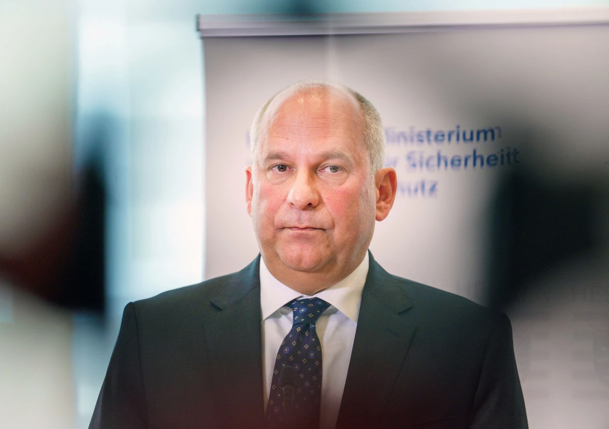 „Meinungsfreiheit mehr Raum geben“: Hessens Innenminister Roman Poseck (CDU)
