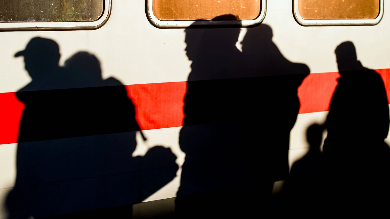 Flüchtlinge nach ihrer Ankunft am Bahnhof in Schönefeld (Brandenburg) im Oktober 2015