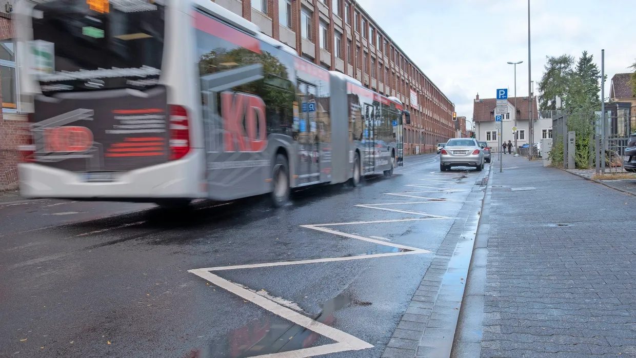 Hupkonzerte und dröhnende Motoren: Tagsüber machen Falschparker den Linienbussen zu schaffen, nachts Poser und Raser den Anwohnern.