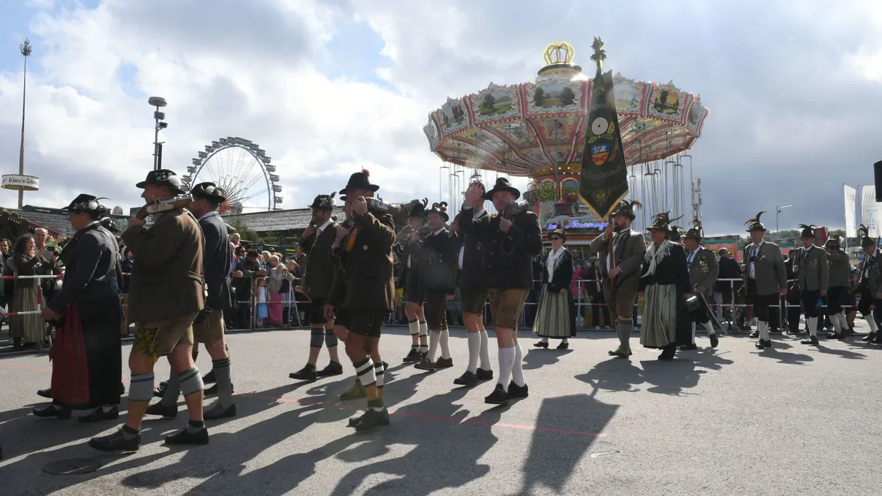 München: Böllerschützen verlassen den Platz unterhalb der Bavaria nach dem traditionellen Böllerschießen. Das Oktoberfest endet an diesem Montag.