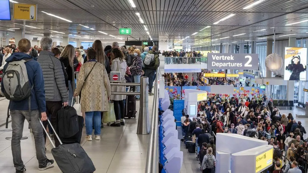 Im Sommer mussten auf dem Flughafen Schiphol zahlreiche reisende lange Wartezeiten über sich ergehen lassen.
