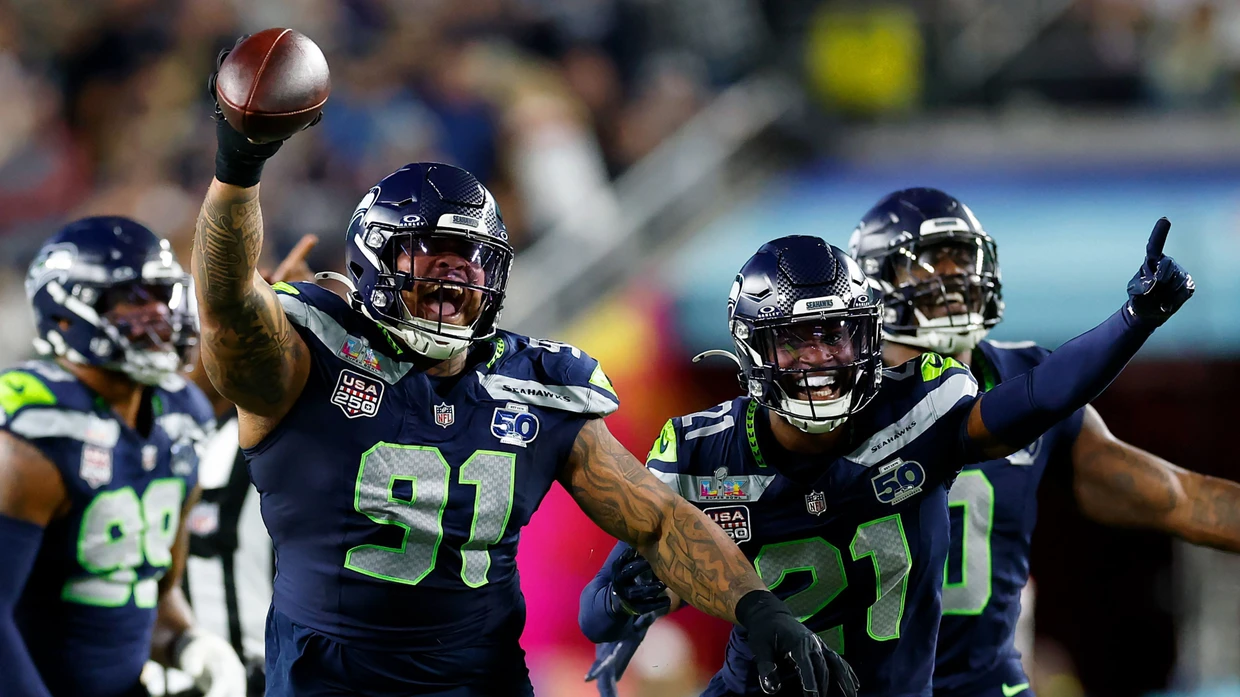 Dominierte diese Partie: die Defensive der Seattle Seahawks um Byron Murphy II (mit Football in der Hand) und Devon Witherspoon (rechts daneben).