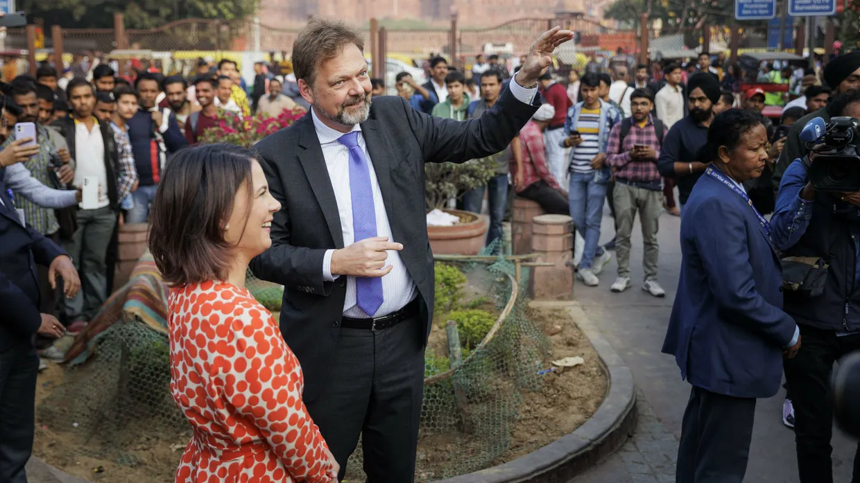 Annalena Baerbock am 5. Dezember 2022 mit Philipp Ackermann, Botschafter in Indien, bei einem Spaziergang durch die Altstadt Chandni Chowk in Neu-Delhi