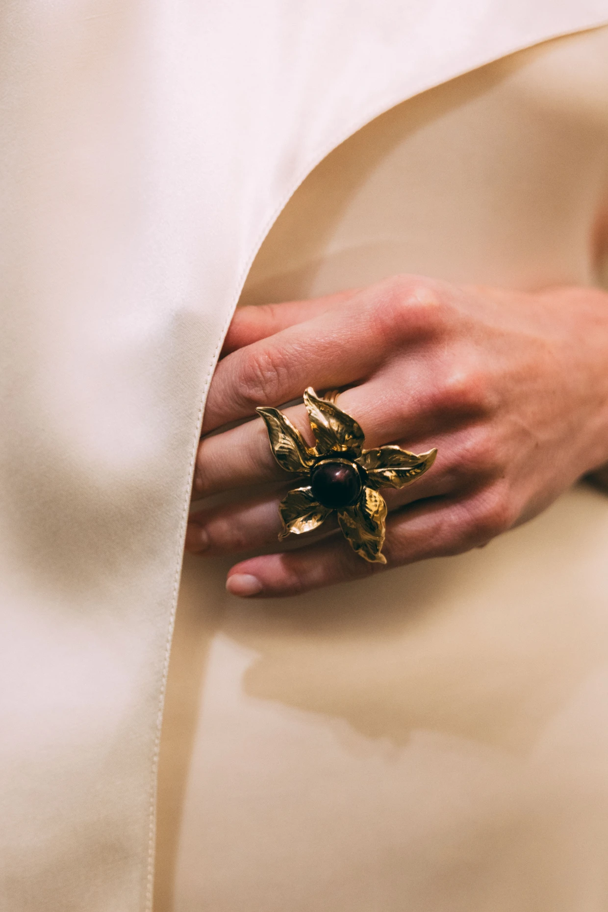 Teil der Alicja Kwade x Galvan Capsule-Kollektion: Dieser Zwei-Finger-Ring ist aus massivem 18-karätigem Gold gefertigt und der Pflanze Atropa Belladonna, auch als Tollkirsche bekannt, nachempfunden.