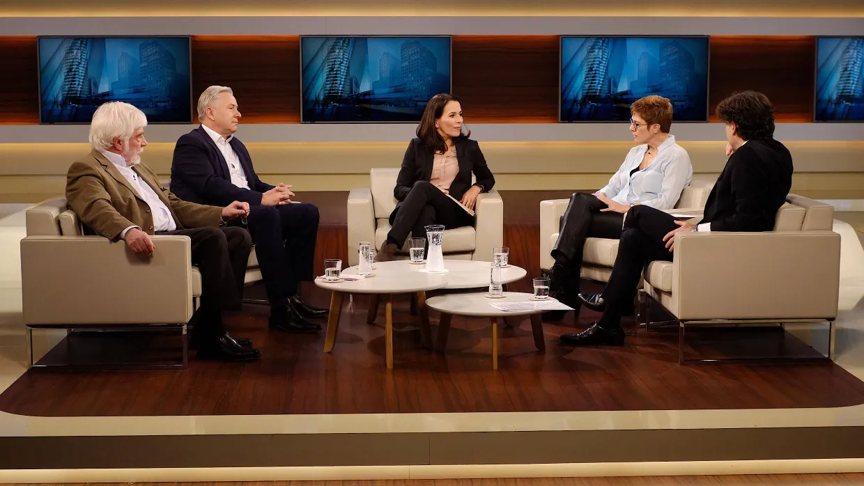 Anne Will diskutiert mit ihren Talkgästen zum Thema: „Merkels Entscheidung – Das richtige Signal in unsicheren Zeiten?“