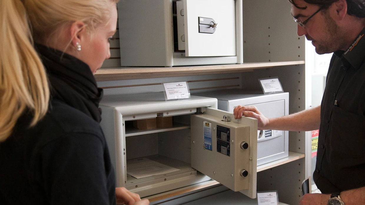 Mit Prüfzeichen: Die blaue Plakette gibt Auskunft über den Widerstandsgrad des Tresors.