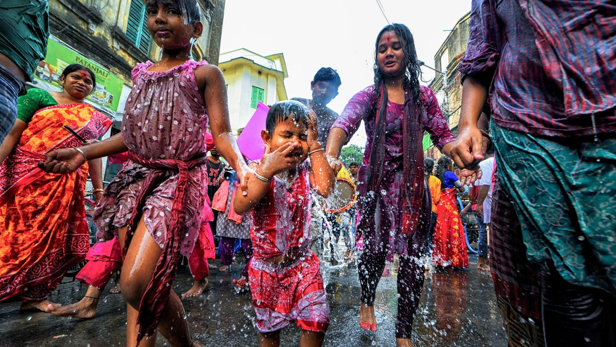 Kinder nehmen an einem Ritual zu Ehren von Devi Sheetala, die nach hinduistischem Glauben verschiedene Krankheiten heilen kann, teil.