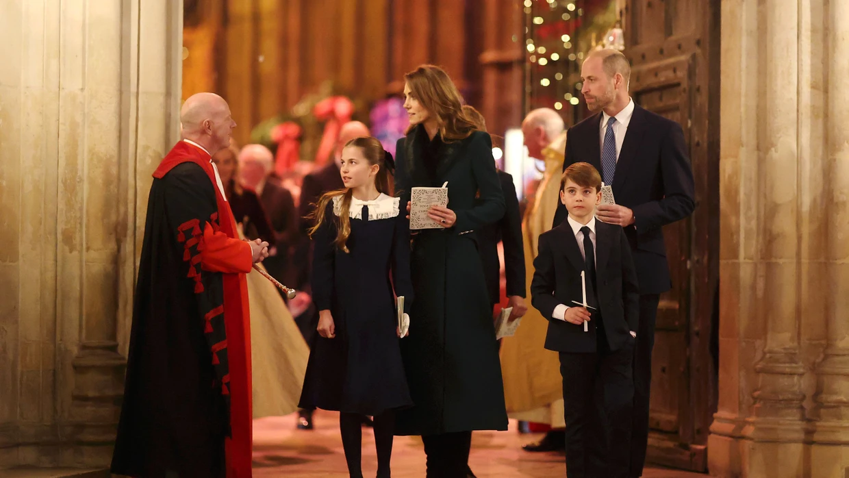 Prinzessin Charlotte, die Prinzessin von Wales, Prinz Louis und der Prinz von Wales verlassen die Westminster Abbey in London nach dem Weihnachtsgottesdienst.