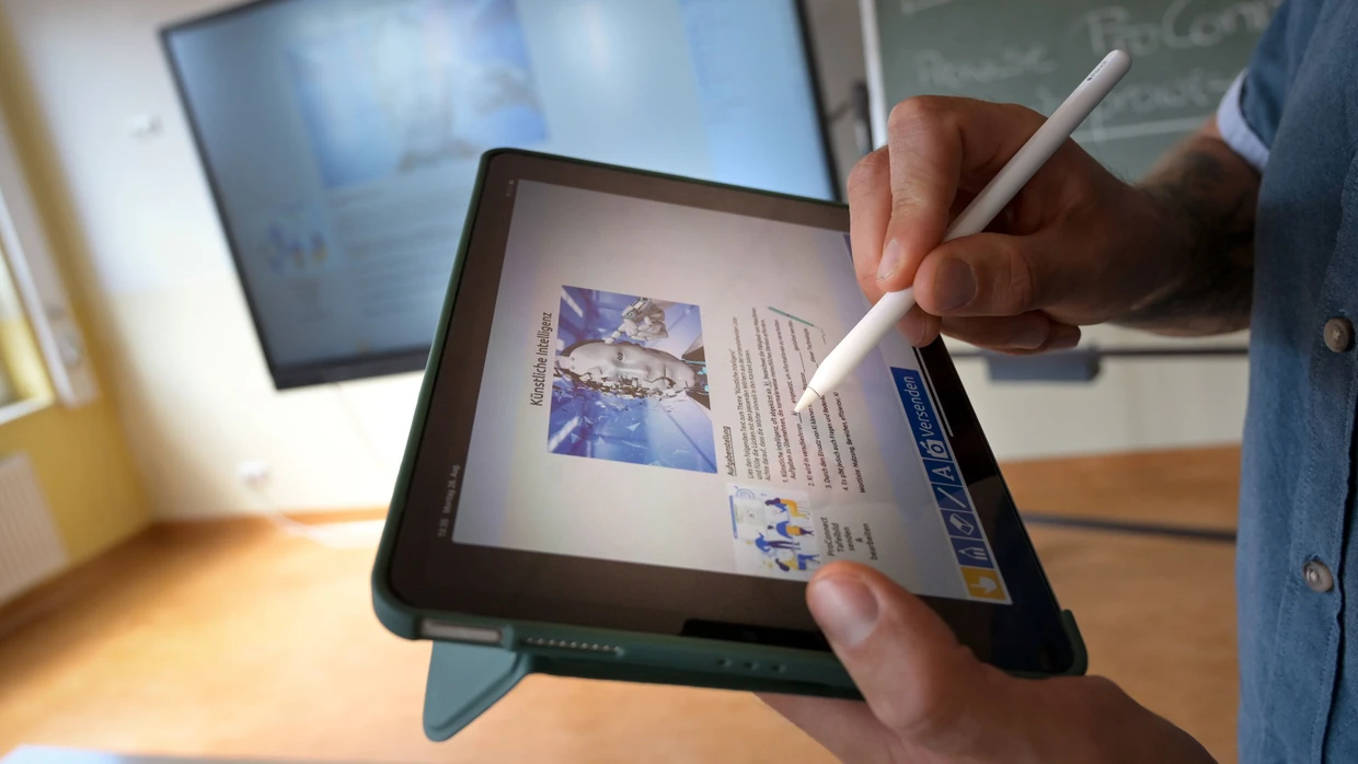 Folgen für die Bildung: Schüler kommunizieren mit Chatbots, um Aufgaben zu lösen – und überlassen das Denken der KI.