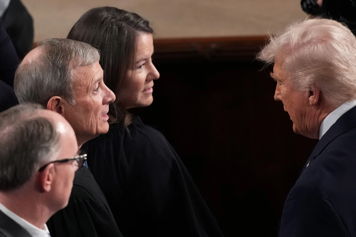 Trump grüßt am Dienstag den Vorsitzenden des Obersten Gerichtshofs, Richter John Roberts