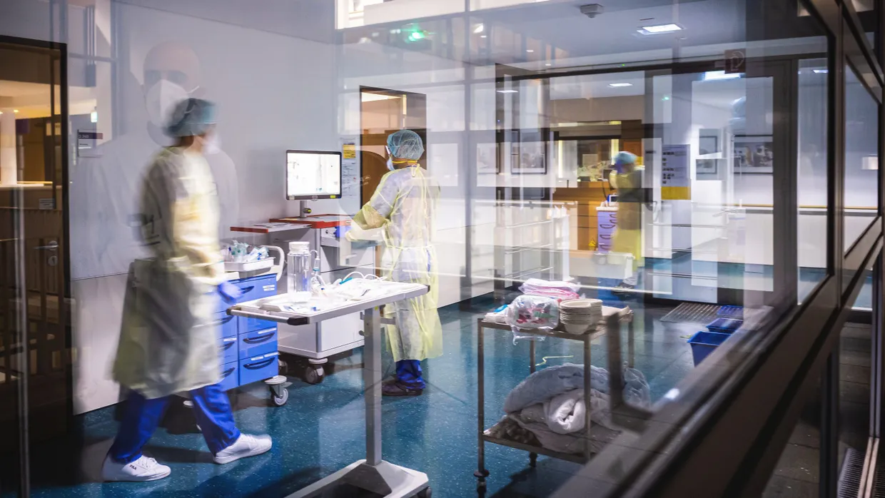 Immer noch viel zu tun: Blick durchs Fenster in die Coronastation im Klinikum Darmstadt am 05.01.2023.