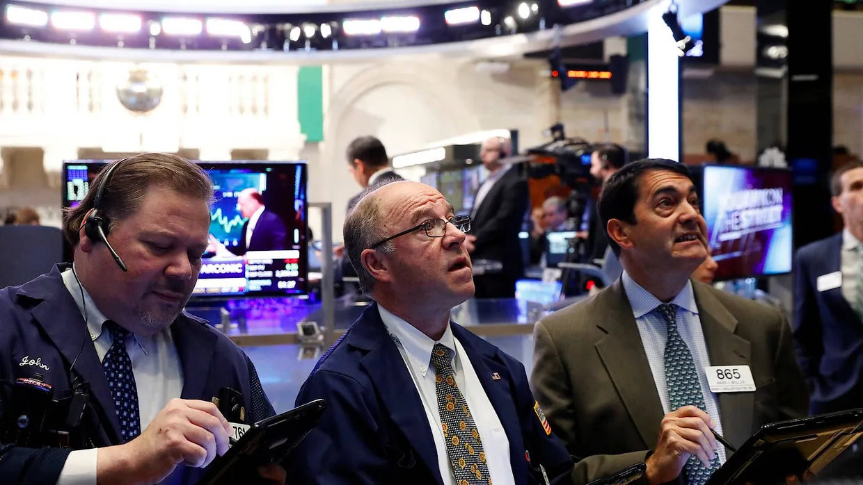 Woher haben sie wohl ihre Informationen? Börsenhändler an der New Yorker Wall Street.