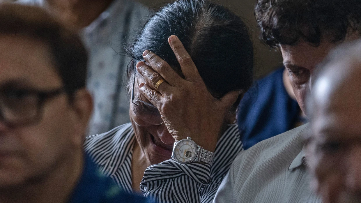 An Gott gerichtet im Angesicht des Todes: Gebetstreffen in einer Kirche in Mumbai nach dem Absturz eines Flugzeugs im Jahr 2025.