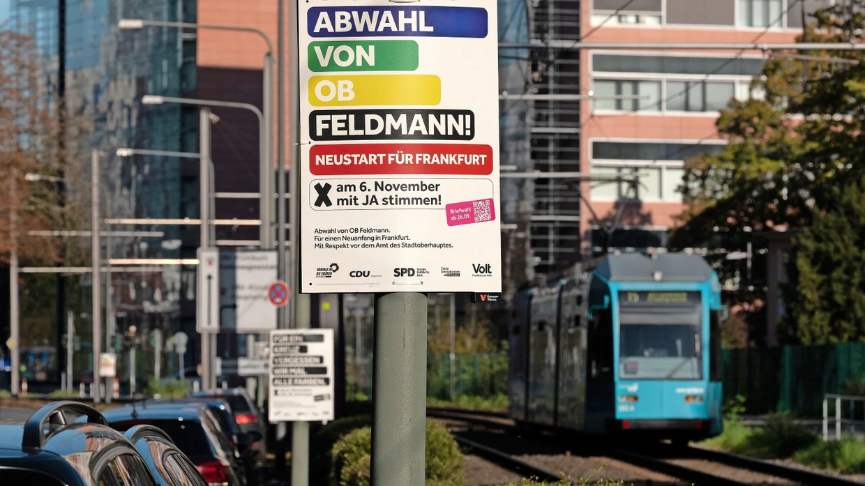 Nicht zu übersehen: Plakate von CDU, Grünen, SPD, FDP und Volt am Niederräder Ufer.