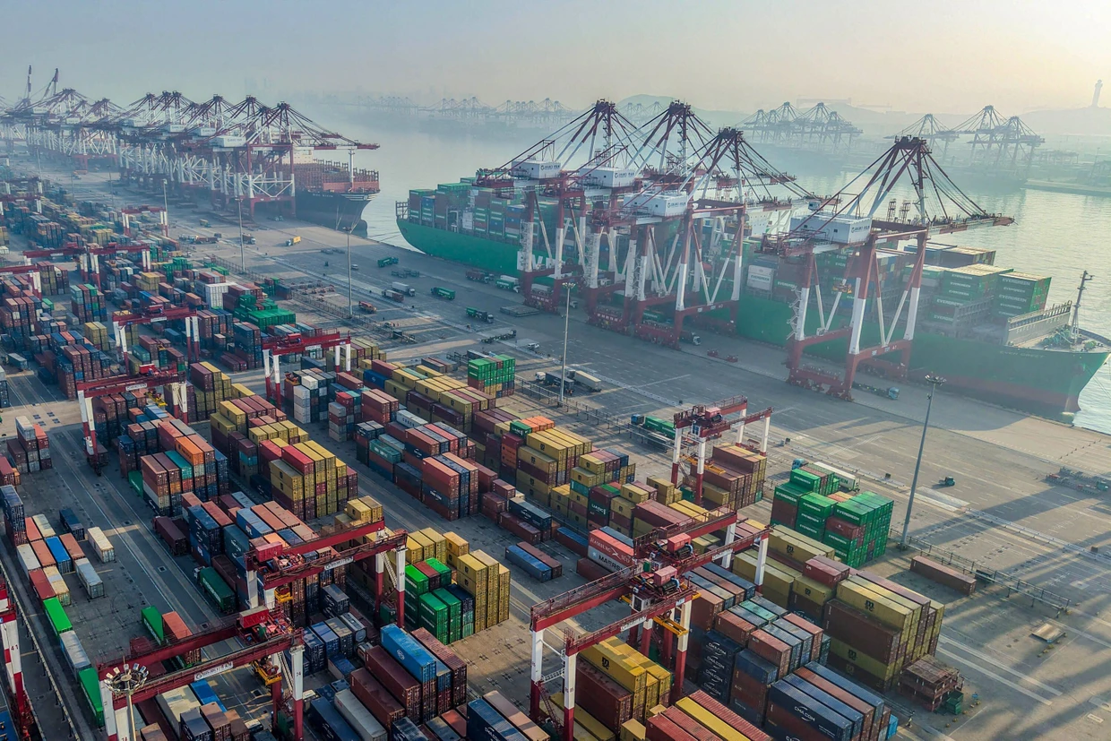 Geschäftiges Treiben: der Hafen von Qingdao in Ostchina Ende Dezember 2025