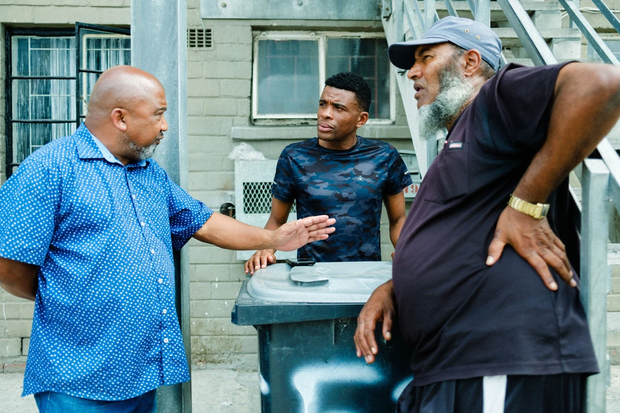 Pastor Craven Engels im Gespräch mit den „Interruptors“ Glenn Hans (mitte) und Aturahman Ruyters (rechts)