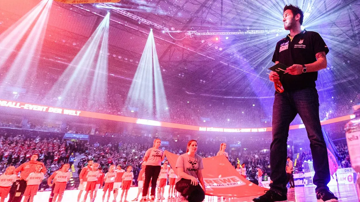 Ein großer Moment: Trainer Bennet Wiegert holt mit Magdeburg 2016 den DHB-Pokal.