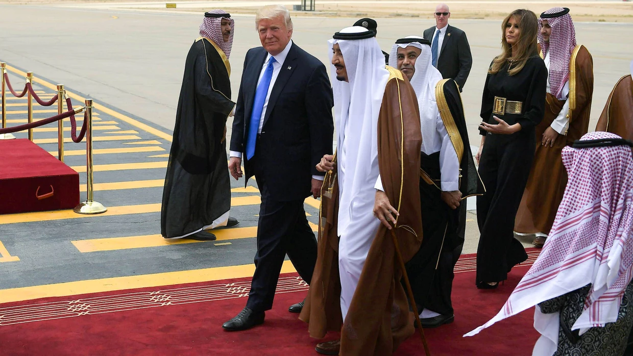 Präsident Trump wird vom saudischen König am Flughafen in Riad empfangen