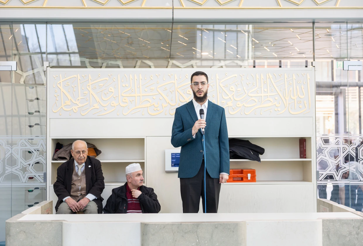 Halit Cihangir Altunay ruft in der Moschee zum Gebet