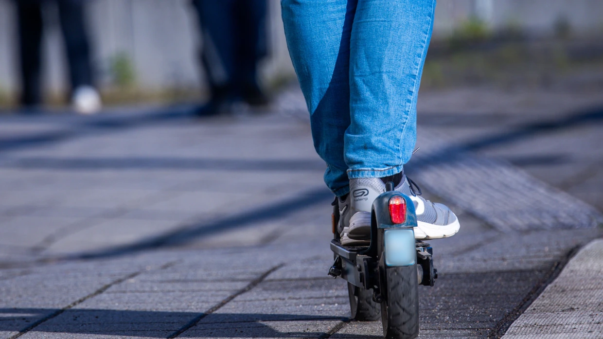 Ein betrunkener 21-Jähriger und ein ebenfalls alkoholisierter Mitfahrer sind am Freitagabend mit einem E-Scooter auf der Autobahn 29 gefahren. (Symbolbild)