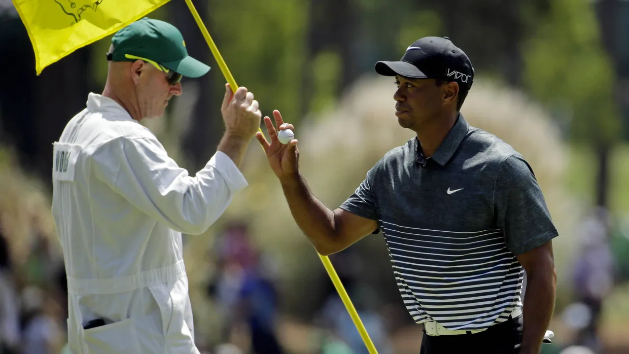 Ungewohnt locker: Tiger Woods mit Caddy