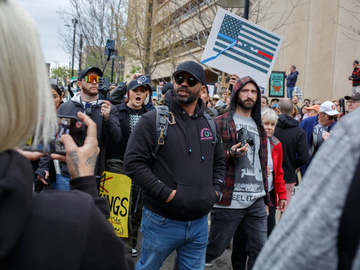 Enrique Tarrio, der ehemalige Chef der „Proud Boys“, bei Protesten in Dallas (Texas) im März 2026