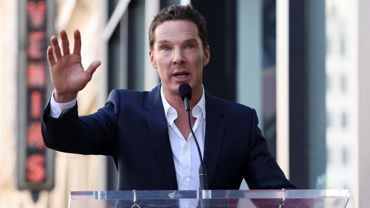 Benedict Cumberbatch spricht bei der Zeremonie in Los Angeles.