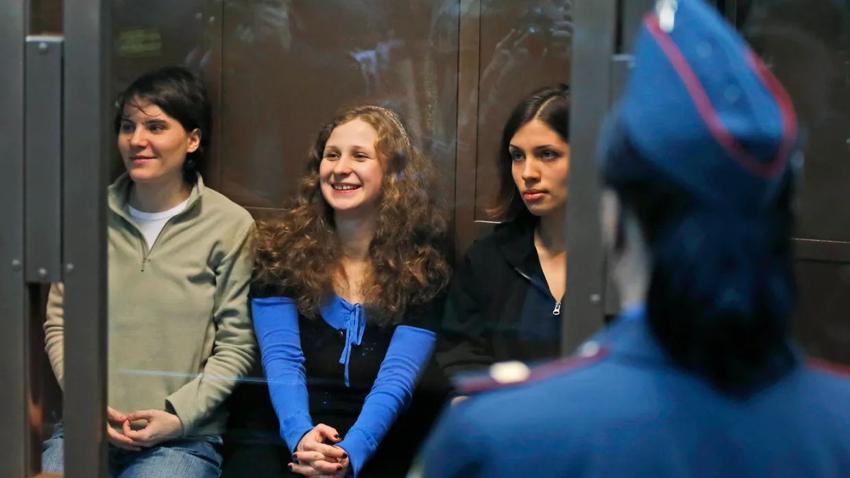 „Keine Reue“ vor Gericht: Die „Pussy-Riot“-Mitglieder Jekaterina Samuzewitsch, Maria Aljochina, und Nadeschda Tolokonnikowa (v.l.)