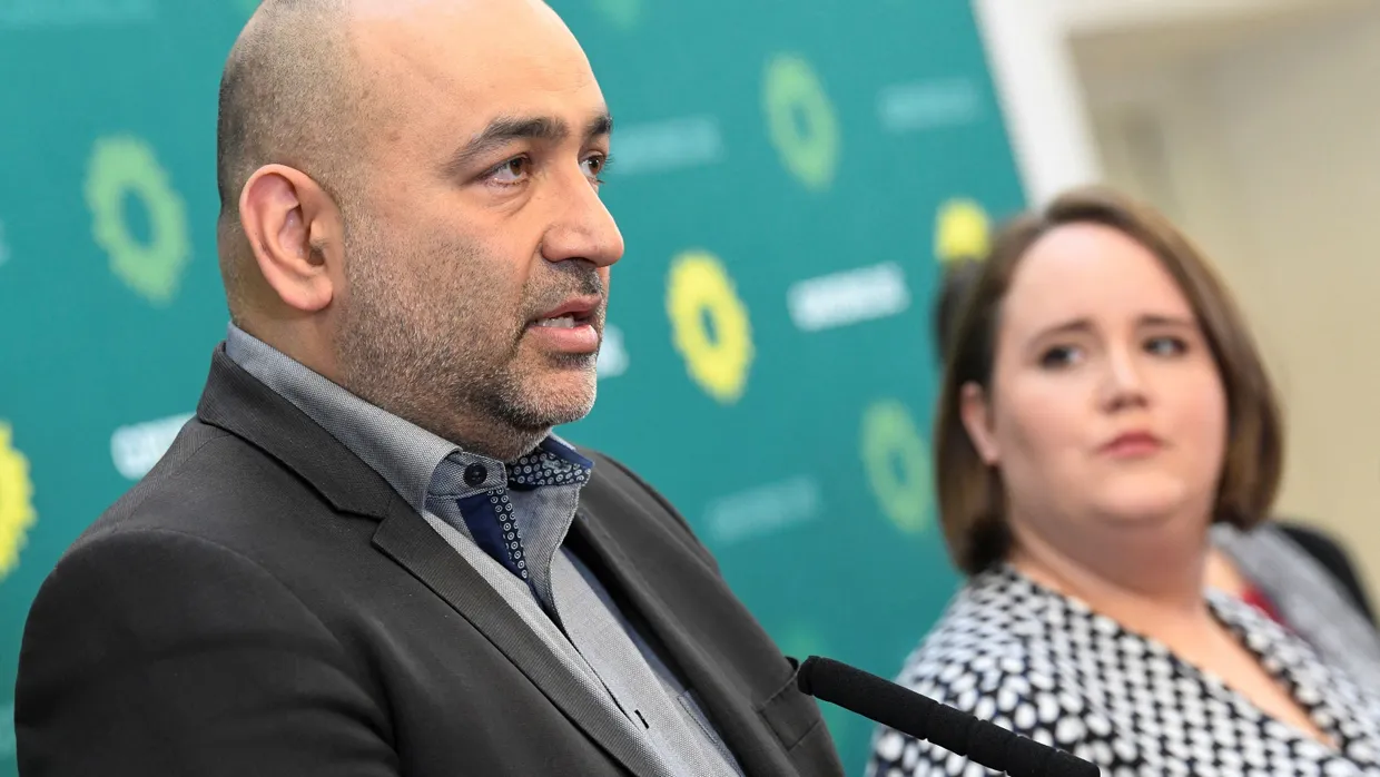 Entscheiden mit über die Spiegel-Nachfolge: Die Grünen-Vorsitzenden Omid Nouripour und Ricarda Lang am Dienstag in Reussenkoege bei Husum