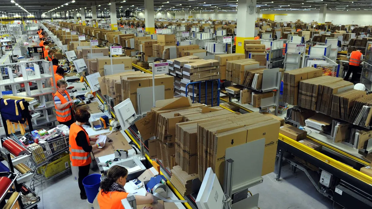 Päckchenpacken: Mitarbeiter von Amazon in Bad Hersfeld