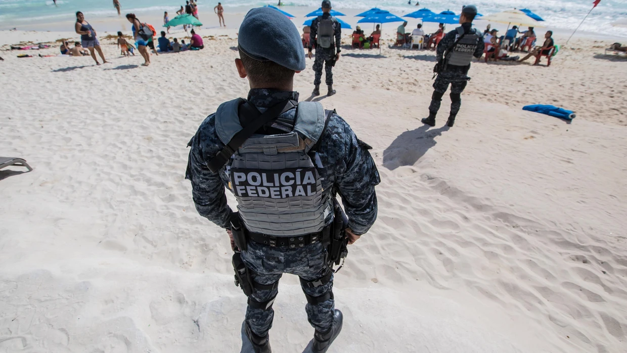 Ein Agent der mexikanischen Bundespolizei steht in Cancun an einem der Strände der Hotelzone in Cancun. (Archivbild)