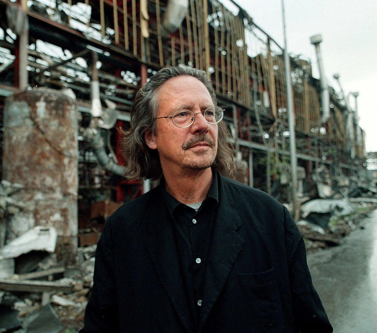 Peter Handke 1999 in der Autofabrik im serbischen Kragujevac, die von NATO-Raketen zerstört wurde.