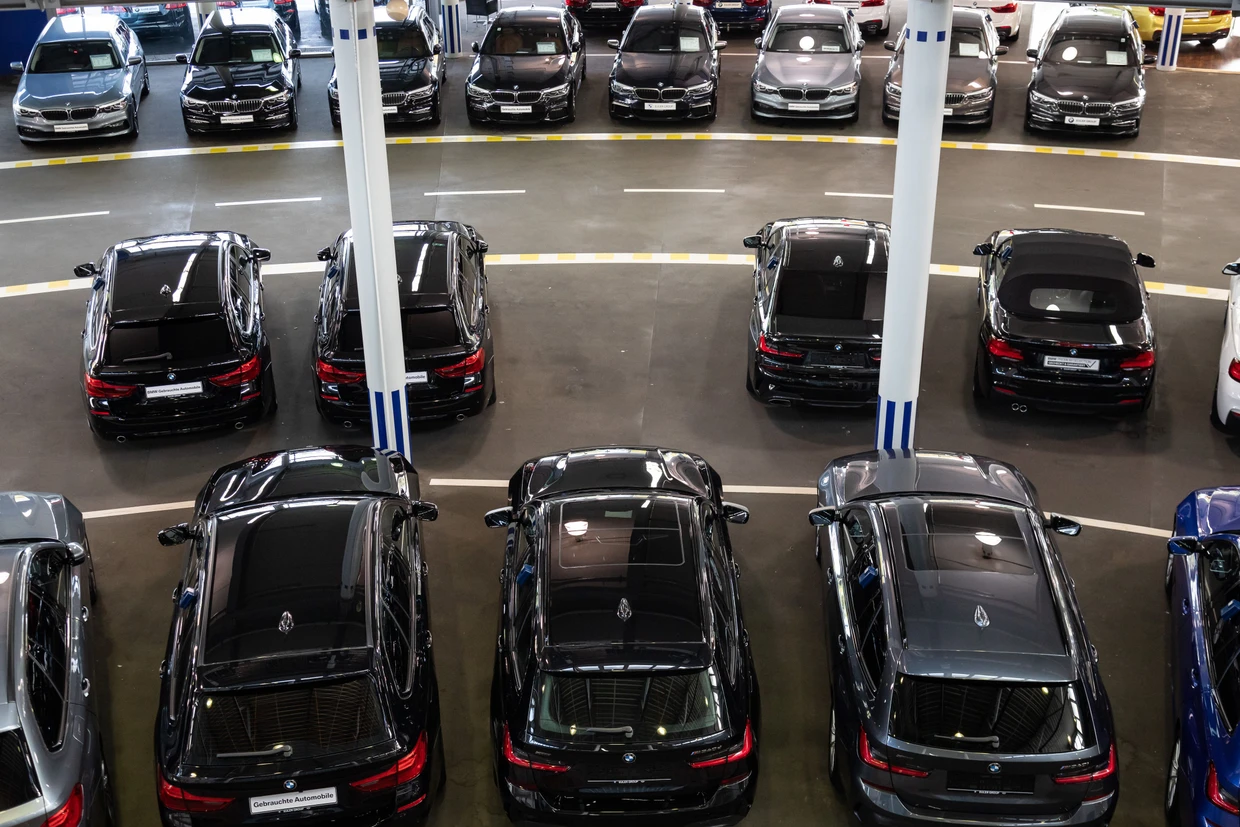 Ingenioso: sala de exposición en el concesionario de coches