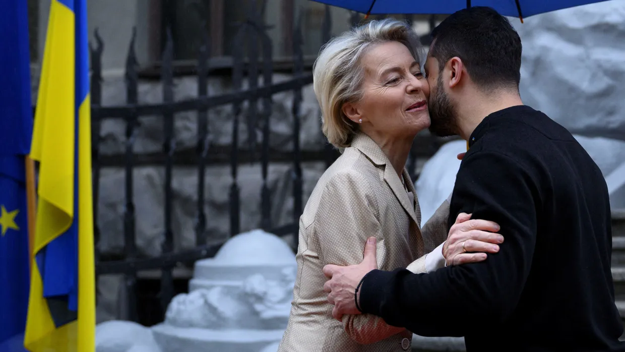 Kommissionspräsidentin Ursula von der Leyen umarmt den ukrainischen Präsidenten Wolodymyr Selenskj bei ihrem Besuch in Kiew.