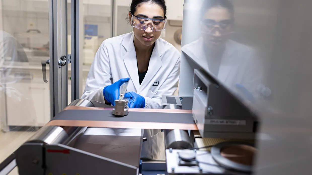 Eine Mitarbeiterin in der neuen Batteriefabrik Powerco, ein Tochterunternehmens von Volkswagen, in Sazgitter
