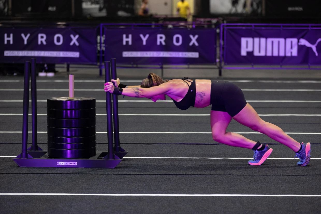 Volle Kraft voraus: In Frankfurt wie hier in Hongkong ist eine der Hyrox-Herausforderungen, einen schweren Schlitten zu schieben.