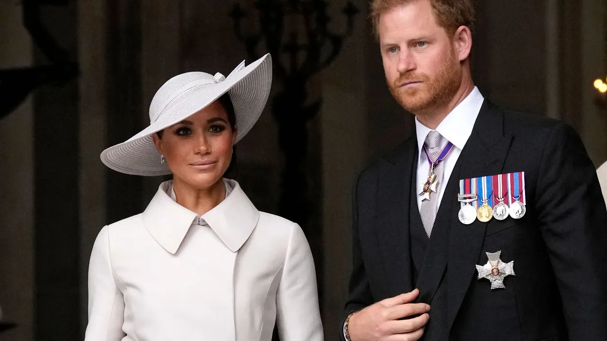 Wer hat wen gemobbt? Meghan warf der Königsfamilie Rassismus vor; Mitarbeiter des Palastes beschuldigen die Herzogin, sie gemobbt zu haben.