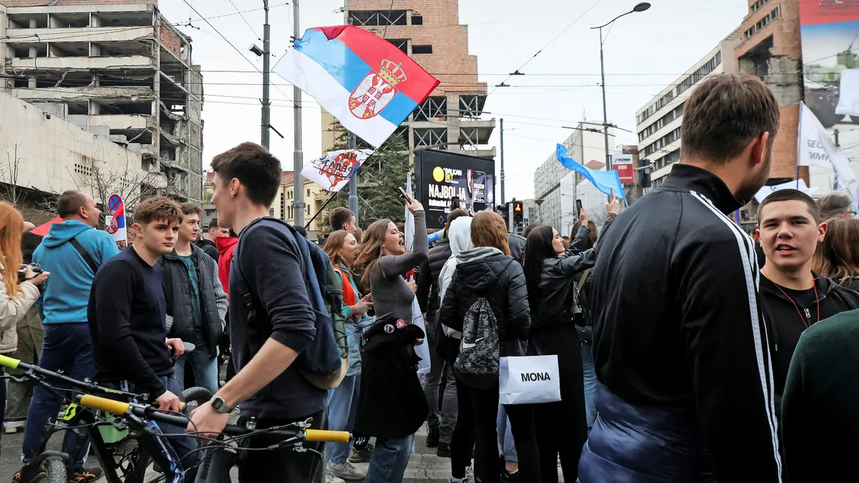 Studentenprotest: Junge Demonstranten vor dem ehemaligen Gebäude des Generalstabs der Armee Jugoslawiens, das von der NATO bombardiert wurde.