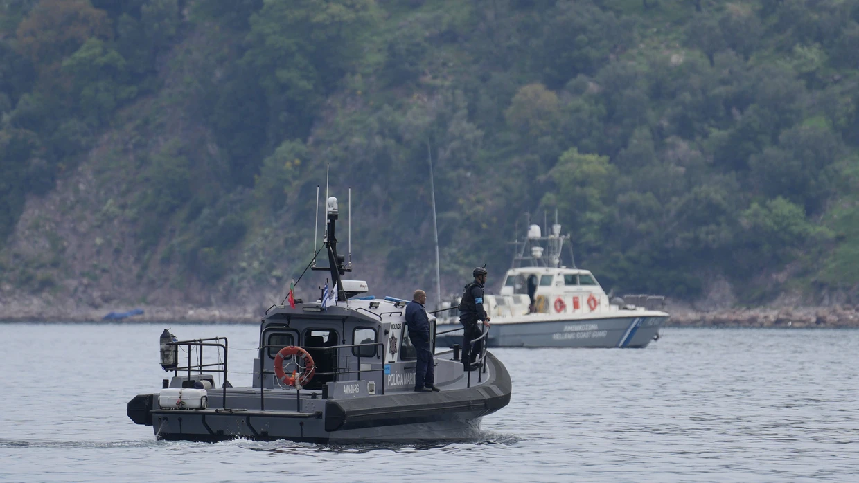 Schiffe von Frontex und der griechischen Küstenwache beteiligen sich im April 2025 an einer Rettungsaktion nach dem Kentern eines Bootes mit Migranten vor Lesbos.