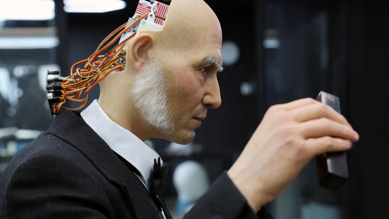 Wenn übernimmt der Helfer die Macht: humanoider Roboter chinesischer Bauart in Dalian in der Provinz Liaoning