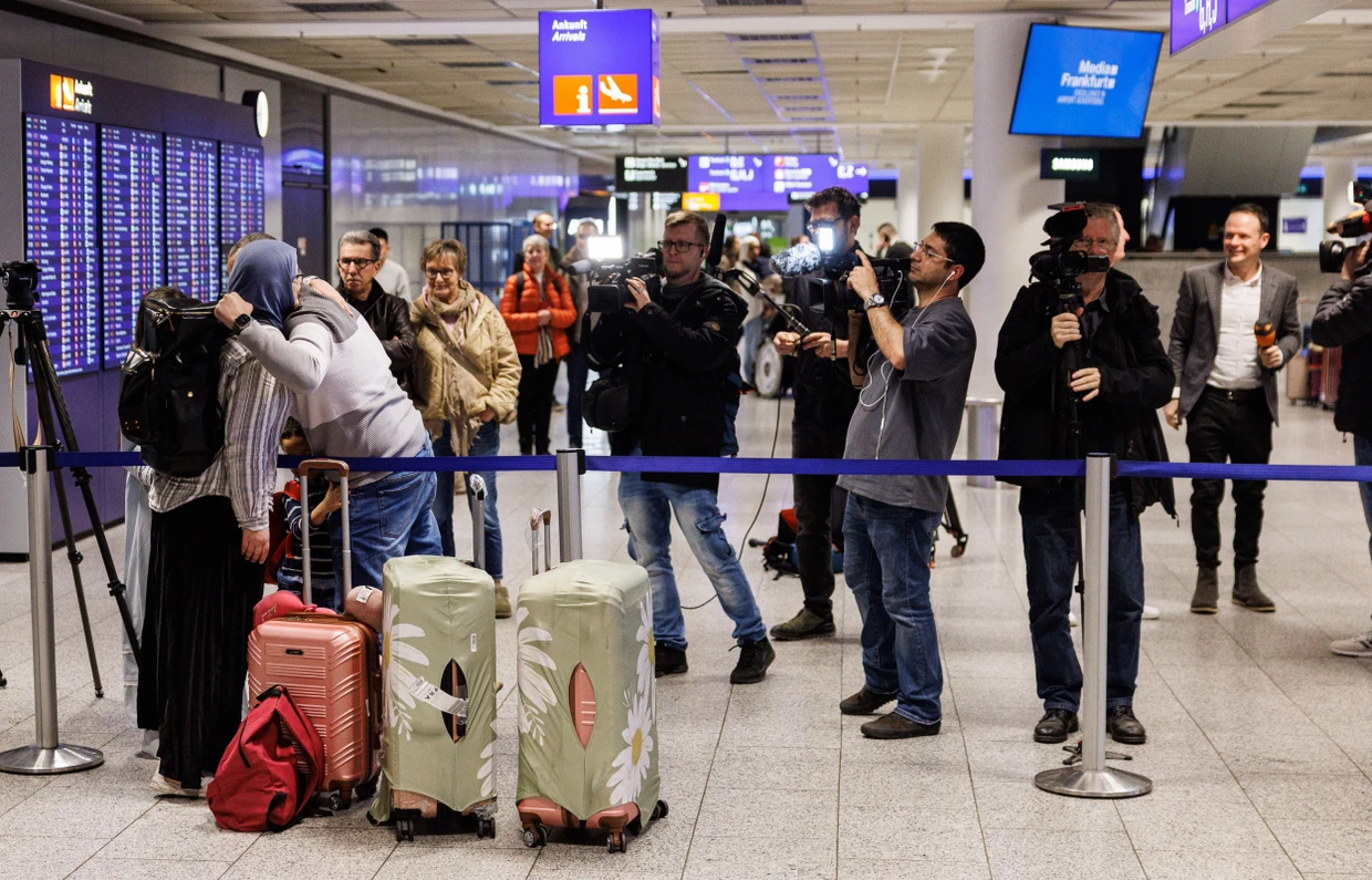 Erleichterung: Passagiere sind mit einem Lufthansa-Sonderflug in Frankfurt angekommen.